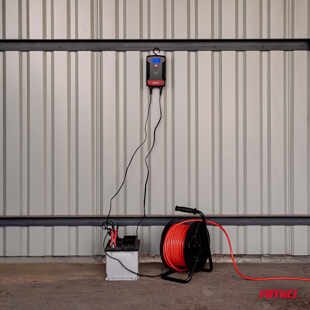 Amio - Φορτιστής Μπαταρίας Ψηφιακός PRO AGM GEL LiFePo4 (LFP) τάση λειτουργίας 6/12V ένταση ρεύματος 6A με γάντζο για Επιβατικά Αυτοκίνητα και Μοτοσυκλέτες - 1 τεμ. (04532/AM)