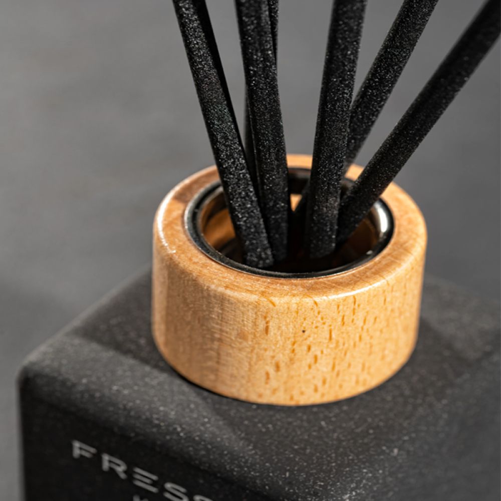 Fresso - Αρωματικό Χώρου με Στικ Amora 100 ml Premium Home Reed Diffuser με FlowScent, Μαύρο Γυάλινο Μπουκάλι και Μαύρα Στικ από Fiberglass - 1 Τεμ. (390013/FRE)