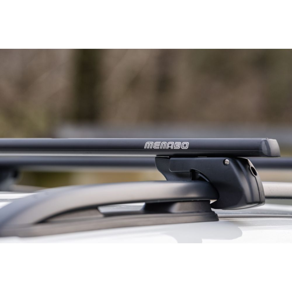 MENABO ΜΠΑΡΕΣ ΟΡΟΦΗΣ ΑΛΟΥΜΙΝΙΟΥ SHERMAN XL BLACK 135 cm ΣΕ ΜΑΥΡΟ ΧΡΩΜΑ ΓΙΑ Porsche Cayenne (PO536) 5 doors 2017> ΜΕ RAISED RAILS (Παράλληλες Μπάρες με Κενό) - 2 ΤΕΜ. (12290/MB)