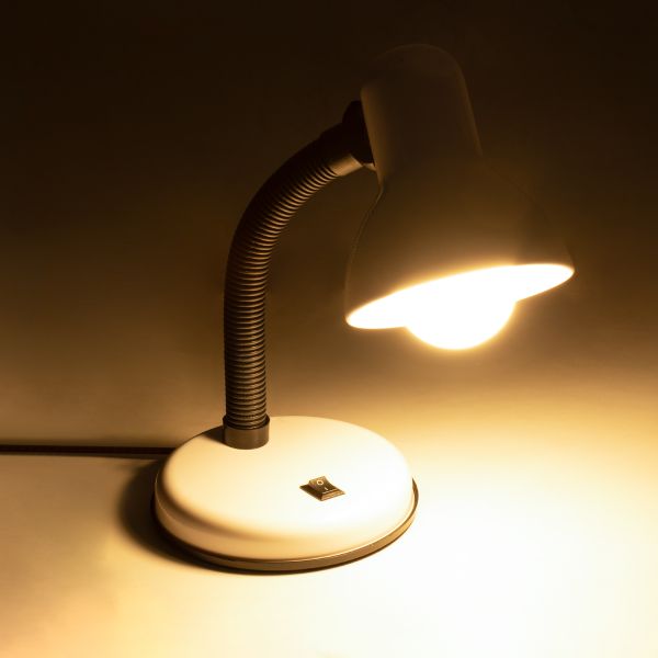 GLOBOSTAR® STUDENT 01531 Μοντέρνο Επιτραπέζιο Φωτιστικό Πορτατίφ με Ντουί 1 x E27 AC 220-240V IP20 - Λευκό & Μαύρο - Μ12 x Π12 x Υ32cm