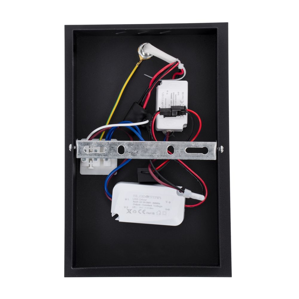 GLOBOSTAR® CROWN 61370 Μοντέρνο Φωτιστικό Τοίχου - Απλίκα Ξενοδοχείου Reading Light με Φορτιστή USB 3A LED 5W 550lm 120° AC 220-240V IP20 Φυσικό Λευκό 4500K - Bridgelux COB Chip & TÜV SÜD Driver - Μαύρο Ματ - Μ15 x Π15 x Υ23cm - 3 Χρόνια Εγγύηση