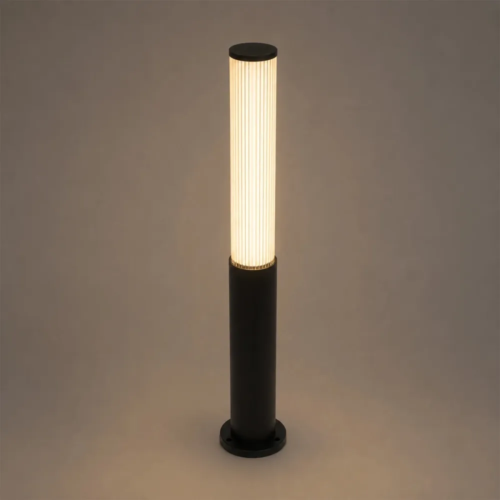 GLOBOSTAR® CYLIS GLB-103-0014 Φωτιστικό Κολωνάκι Κήπου LED 15W 1350lm 360° AC 220-240V Αδιάβροχο IP65 Θερμό Λευκό 2700K - Sanan SMD Chip - Μαύρο Ματ - Μ13 x Π13 x Υ80cm - 3 Χρόνια Εγγύηση
