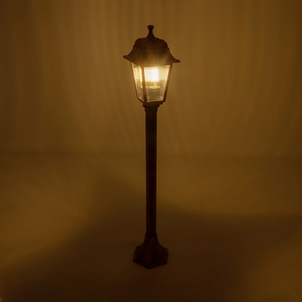 GloboStar® SOLME 203-0217 Vintage Επιδαπέδιο Φωτιστικό Κολωνάκι Κήπου Μονόφωτο 1 x E27 IP44 Χάλκινο & Διάφανο Πλαστικό - Μ22 x Π22 x Υ100cm