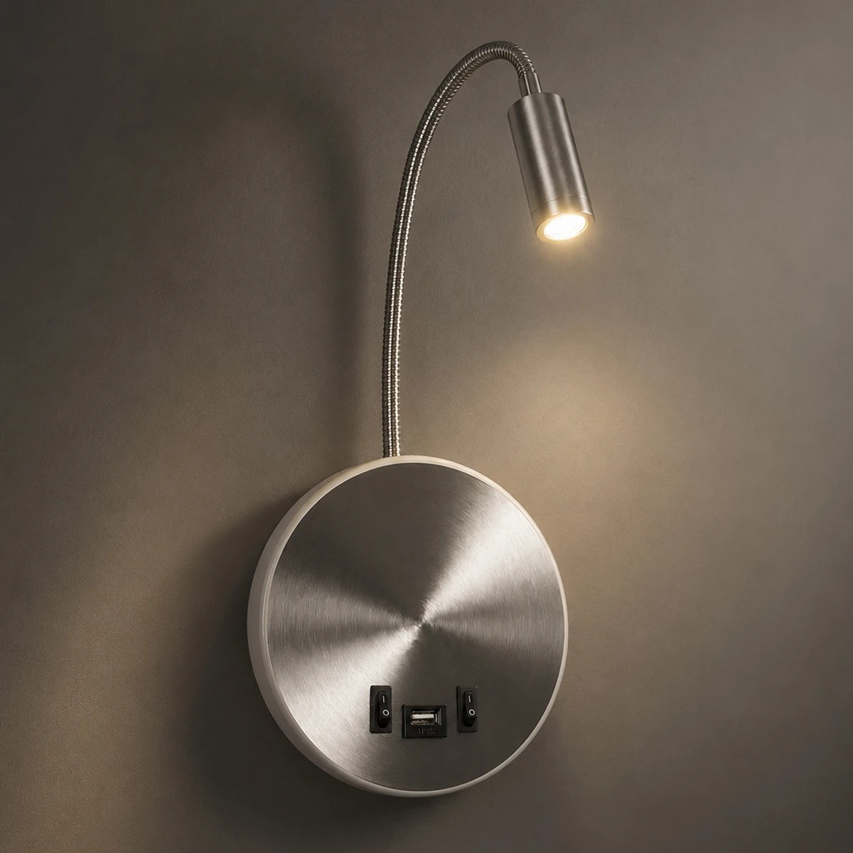 GLOBOSTAR® GOOSE 61696 Μοντέρνο Φωτιστικό Τοίχου - Απλίκα Ξενοδοχείου Reading Light με Φορτιστή USB 3A LED 6W 540lm 36° & 360° AC 220-240V IP20 Θερμό Λευκό 2700K - CREE XPE & Lumileds SMD Chip - Νίκελ Βούρτσας - Μ15.5 x Π15 x Υ30.5cm - 3 Χρόνια Εγ