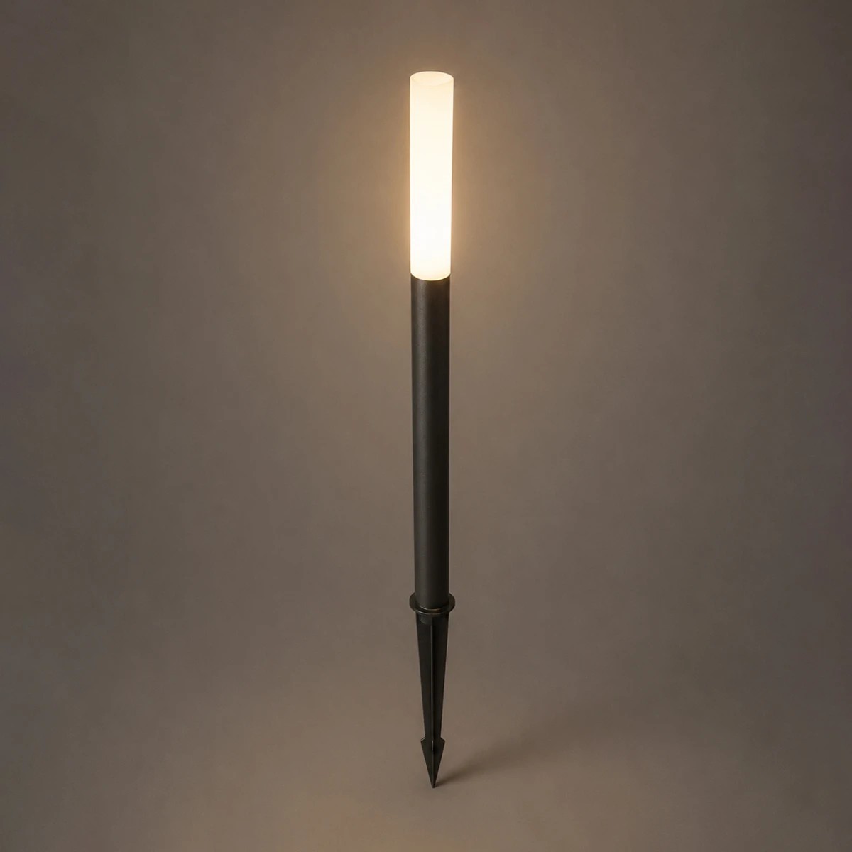 GLOBOSTAR® REED GLB-103-0008 Φωτιστικό Κολωνάκι Κήπου με Καρφωτή Βάση LED 5W 450lm 360° DC 24V Αδιάβροχο IP65 Θερμό Λευκό 2700K - Sanan SMD Chip - Μαύρο Ματ - Μ3 x Π3 x Υ65cm - 3 Χρόνια Εγγύηση