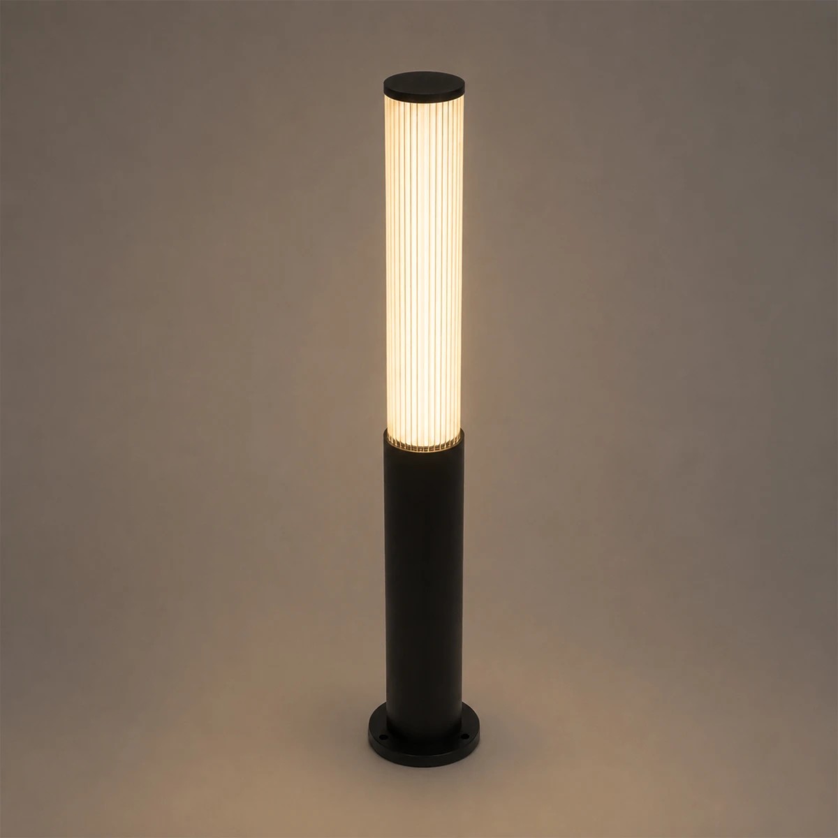 GLOBOSTAR® CYLIS GLB-103-0014 Φωτιστικό Κολωνάκι Κήπου LED 15W 1350lm 360° AC 220-240V Αδιάβροχο IP65 Θερμό Λευκό 2700K - Sanan SMD Chip - Μαύρο Ματ - Μ13 x Π13 x Υ80cm - 3 Χρόνια Εγγύηση
